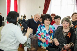 Члены Сузунской районной женской общественной организации «Виринея» приняли участие в организации благотворительного концерта.

