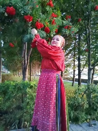 Члены Союза женщин р.п. Кольцово провели флешмоб  «Живые традиции».