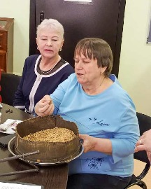 Члены Сузунской районной женской общественной организации «Виринея» встречают гостей.