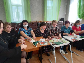 Психолог КЦСОН  и член женсовета Федорова И.В. поделилась секретами оформления праздничного стола при помощи салфеток.