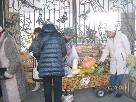 В декаду пожилого человека женсовет р.п. Чик организовал выезд с жителями посёлка в зоопарк г. Новосибирск. Женсовет принял участие в акции "Помоги животным". Все участники поездки взяли с собой овощи и фрукты для животных зоопарка. 