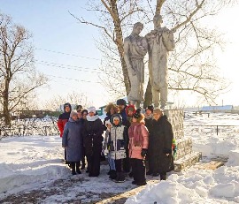 Активисты женского движения Усть-Таркского района приняли участие в уроке мужества. 

