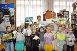 Артисты кукольного театра «Ладушки» Союза женщин Карасукского района в очередной раз подарили маленьким зрителям сказку.