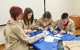 Активисты Союза женщин Кировского района г.Новосибирска провели мастер-класс по изготовлению блиндажных свечей.