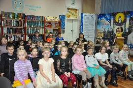 Артисты кукольного театра «Ладушки» Союза женщин Карасукского района в очередной раз подарили маленьким зрителям сказку.
