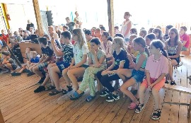 Актеры кукольного театра «Ладушки» Союза женщин Карасукского района навестили ребят, отдыхающих в детском оздоровительном лагере «Лесная поляна».