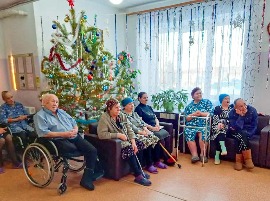 Активисты женского движения Венгеровского района поздравили с Новым годом и Рождеством жителей дома – интерната.