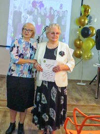 Председатель Союза женщин Венгеровского района Галина Сазонова от имени своей организации поздравила с 25 летним юбилеем членов клуба отдыха и общения «Надежда». 
