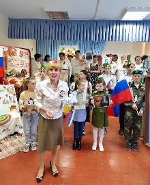 Вокальный ансамбль «Светлица» Союза женщин Карасукского района поздравил жителей района с Днем Победы.