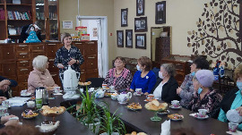 Члены Сузунской районной общественной организации «Виринея» поздравили женский ветеранский клуб «Анастасия» с 15-летним юбилеем.