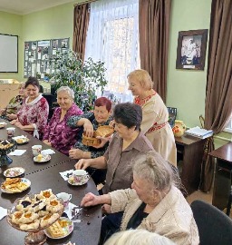 Члены Сузунской районной женской общественной организации «Виринея» встречают гостей.