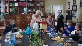 Члены Сузунской районной общественной организации «Виринея» поздравили женский ветеранский клуб «Анастасия» с 15-летним юбилеем.
