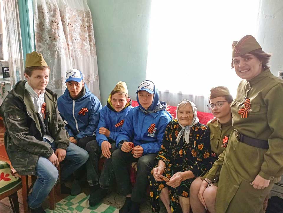 ВЕНГЕРОВСКИЙ-Р-Н. В гости к ветеранам с поздравлениями пришли дети