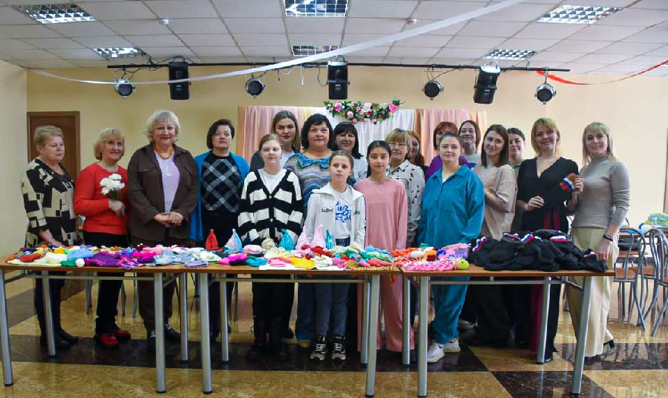 Активисты женского движения с. Верх-Тула, Новосибирского района, провели мастер – класс по вязанию вещей для малышей, родившихся раньше срока.
