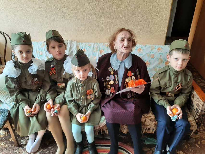 Союз женщин Колыванского района Новосибирской области организовал встречу членов молодежного крыла и школьников района с ветеранами, детьми войны и тружениками тыла. 