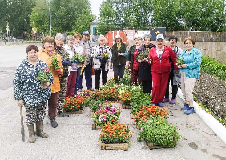 В Союзе женщин Колыванского района проведена акция «Цветы героям».
