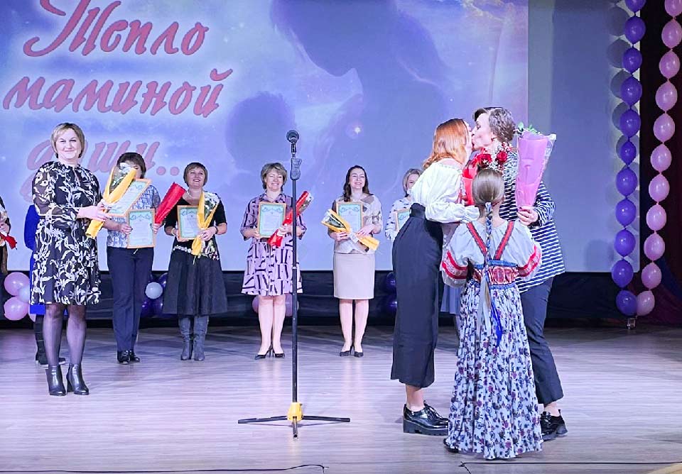 Активисты женского движения Татарского района Новосибирской области организовали праздничный концерт, посвященный празднованию Дня матери - «Тепло маминой души». 