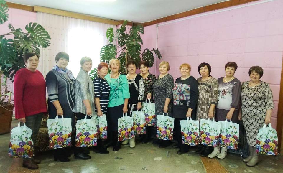 Члены Союза женщин р.п. Чик поздравили многодетных мам с праздником. Женщины посетили многодетные семьи, вручили мамам цветы и памятные сувениры, а дети получили сладкие подарки.