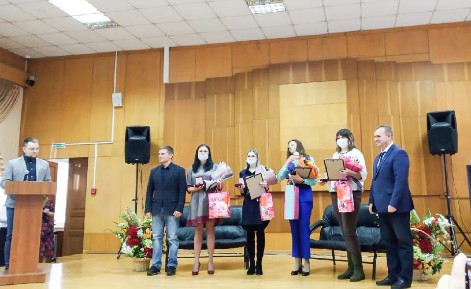 В местном отделении Союза женщин Первомайского района г. Новосибирска прошла церемония награждения победительниц фестиваля "Мама может!", посвященного Дню матери. 