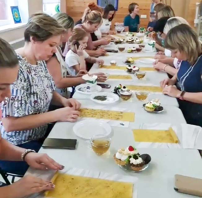 В поселке Пашино, Новосибирской области, члены женсовета поздравили мам с праздником и провели мастер-класс по занятию йогой и кулинарный мастер-класс.