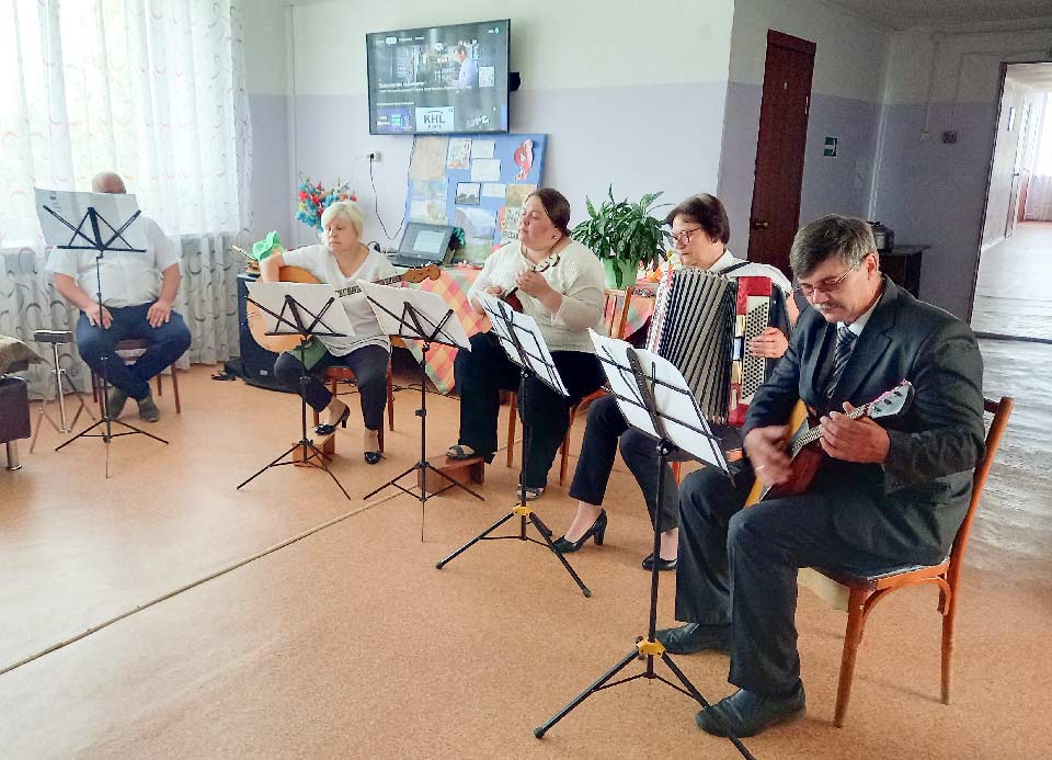 Члены Союза женщин Венгеровского района подарили музыкальный праздник жителям дома – интерната.