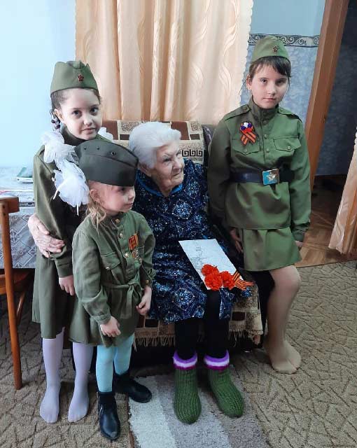 Союз женщин Колыванского района Новосибирской области организовал встречу членов молодежного крыла и школьников района с ветеранами, детьми войны и тружениками тыла. 