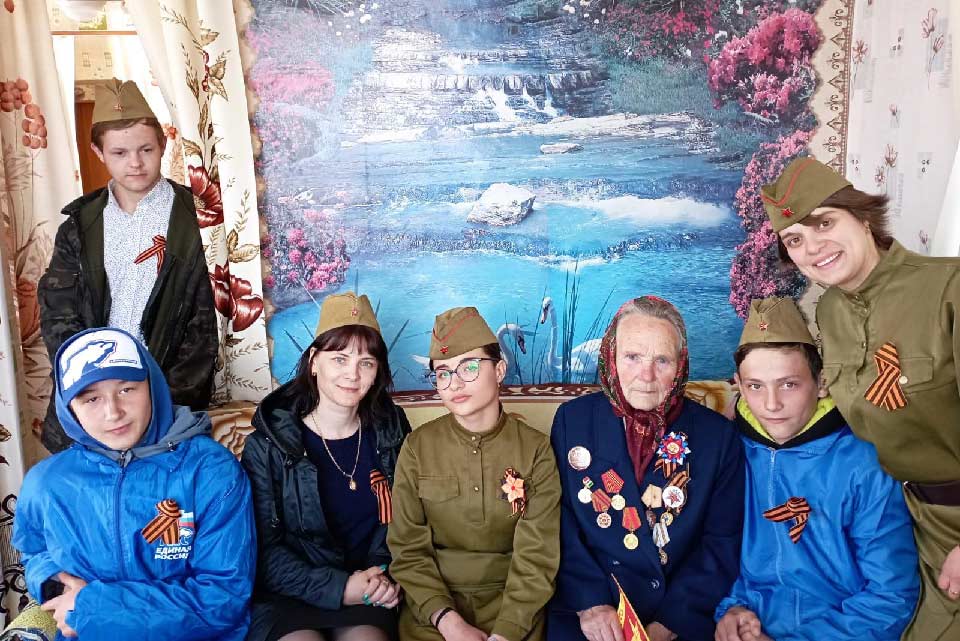 ВЕНГЕРОВСКИЙ-Р-Н. В гости к ветеранам с поздравлениями пришли дети