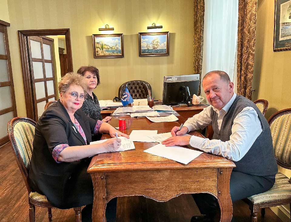 22 марта между Новосибирским региональным отделением Союза женщин России и Новосибирским региональным отделением Ассоциации юристов России было подписано соглашение о сотрудничестве.