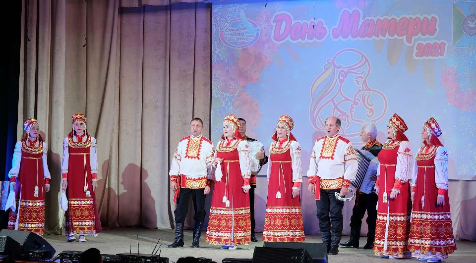 Члены местного отделения Союза женщин Ордынского района Новосибирской области приняли активное участие в подготовке и проведении праздничного концерта, посвященного Дню матери. 