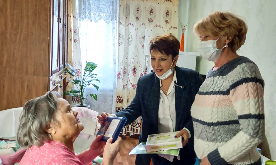Вручение памятного нагрудного знака «Новосибирск – город трудовой доблести» жительницам города Искитима.