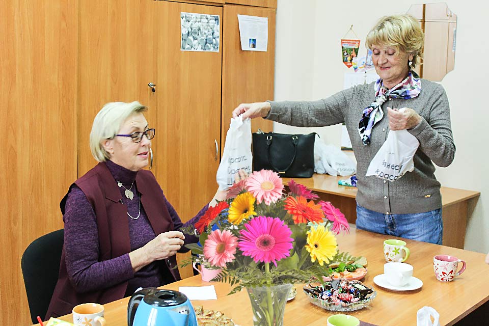 Члены Союза женщин г. Искитима отметили День пожилого человека.
